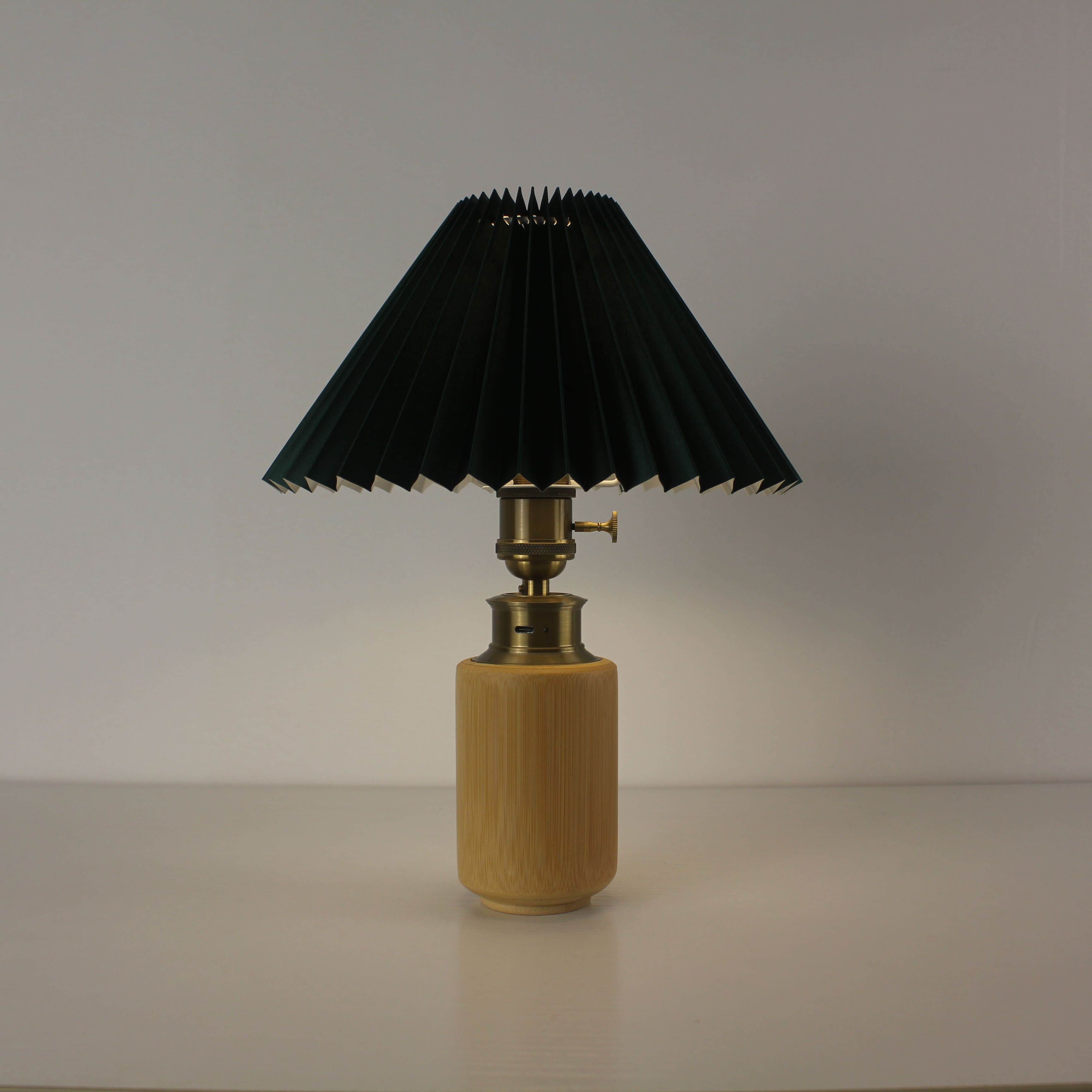 Lampe de table LED à piles en bambou - Abat-jour plissés vintage