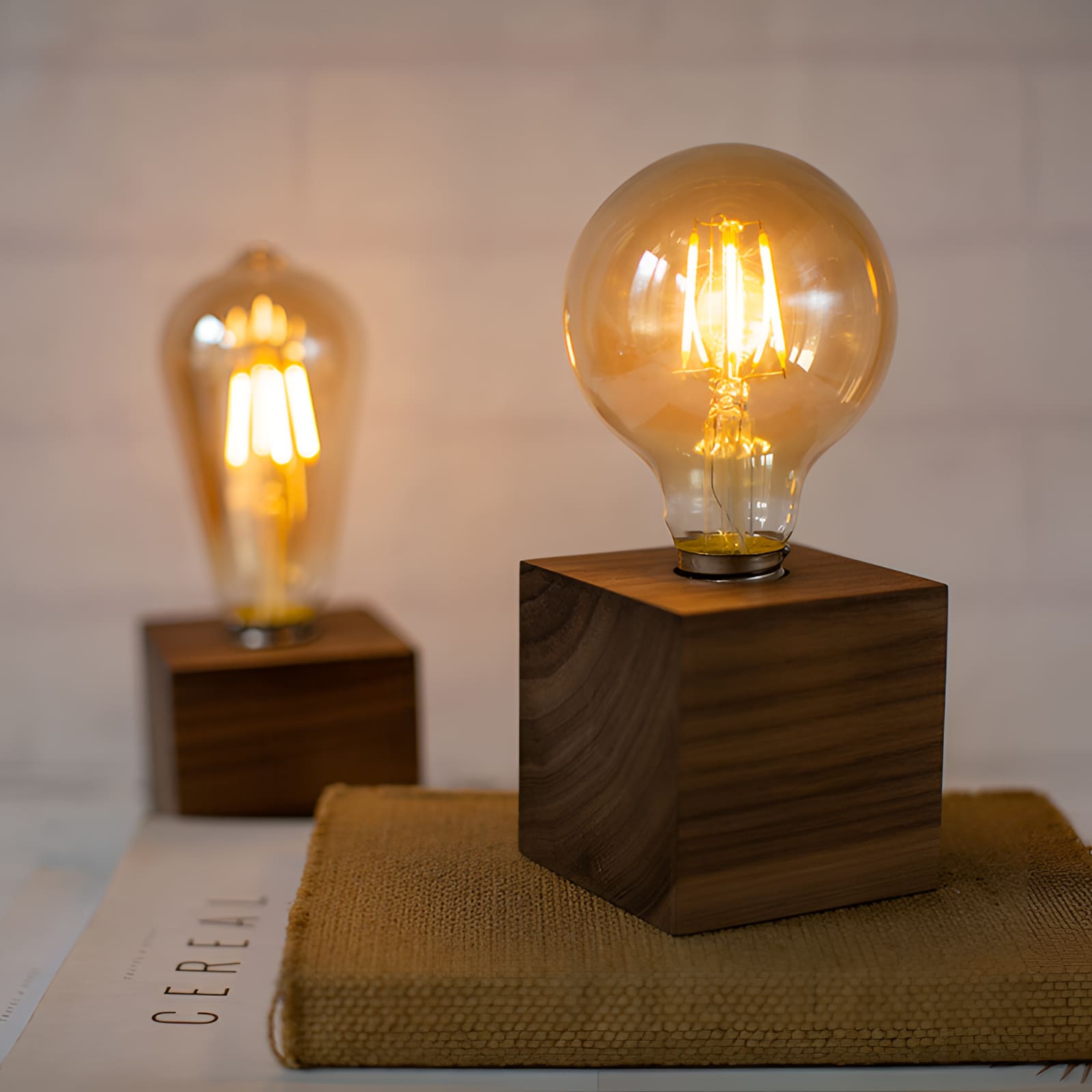 Kabellose Tischlampe aus Holz mit Edison-Glühbirne