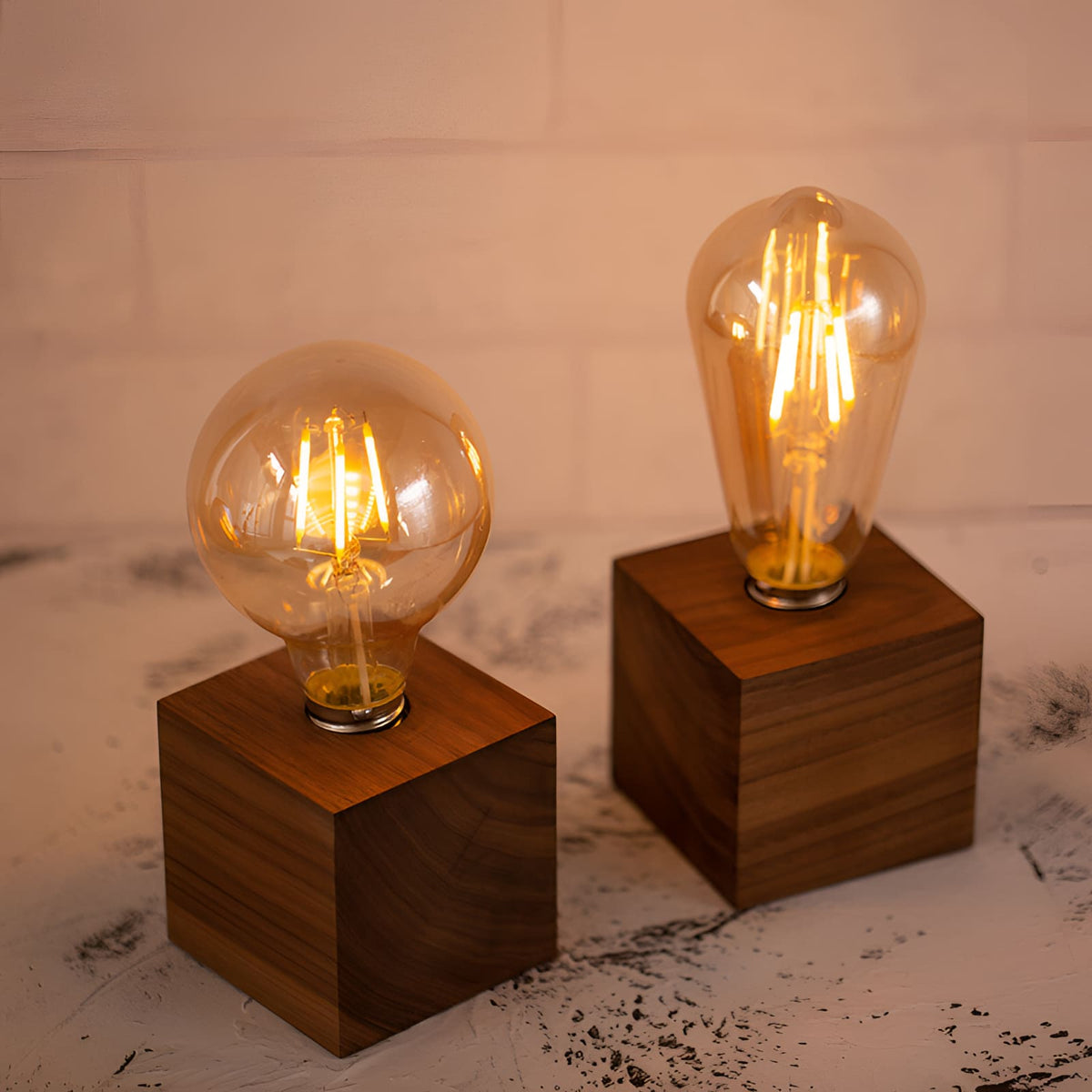 Kabellose Tischlampe aus Holz mit Edison-Glühbirne