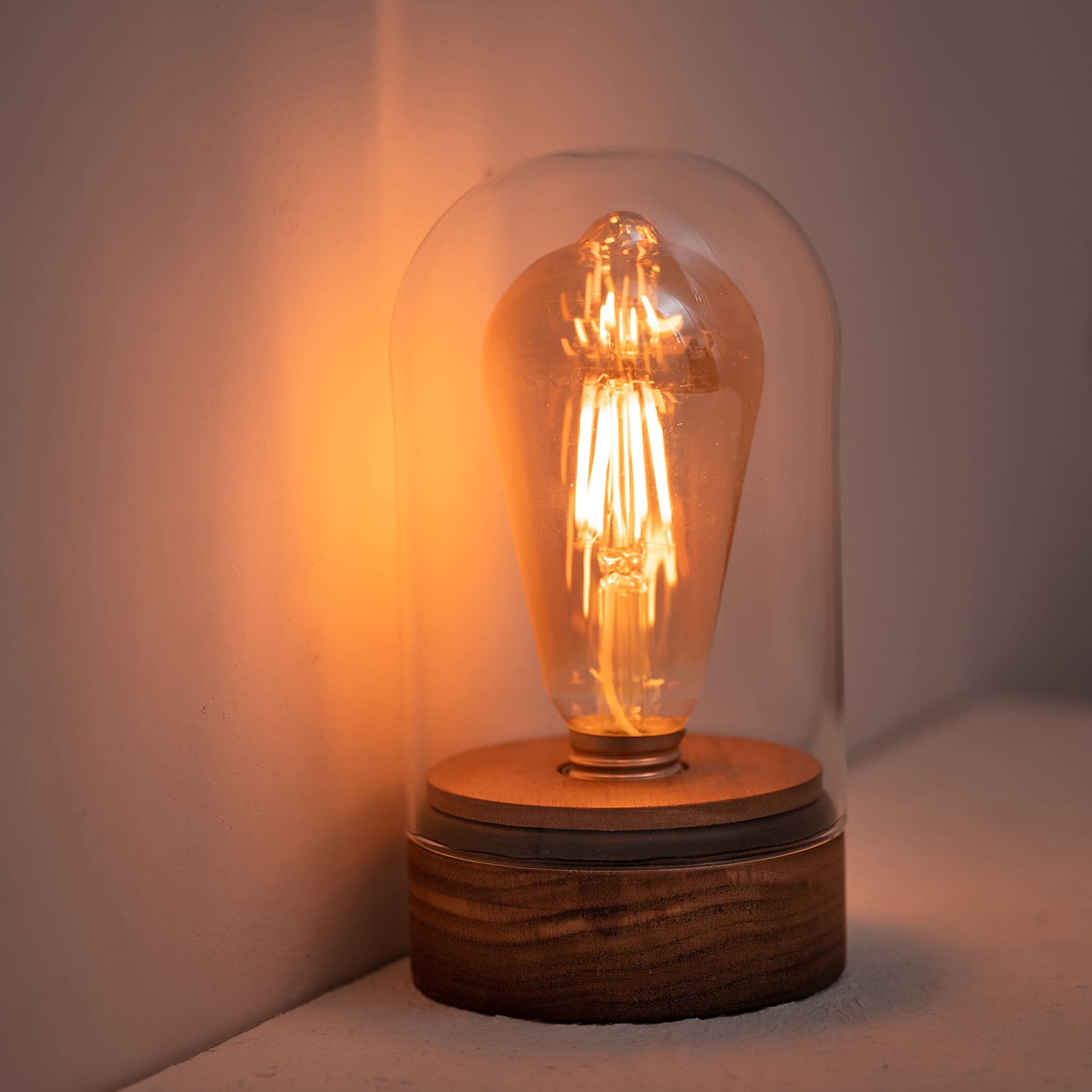 Kabellose Tischlampe aus Holz mit Edison-Glühbirne und Knopfdimmer