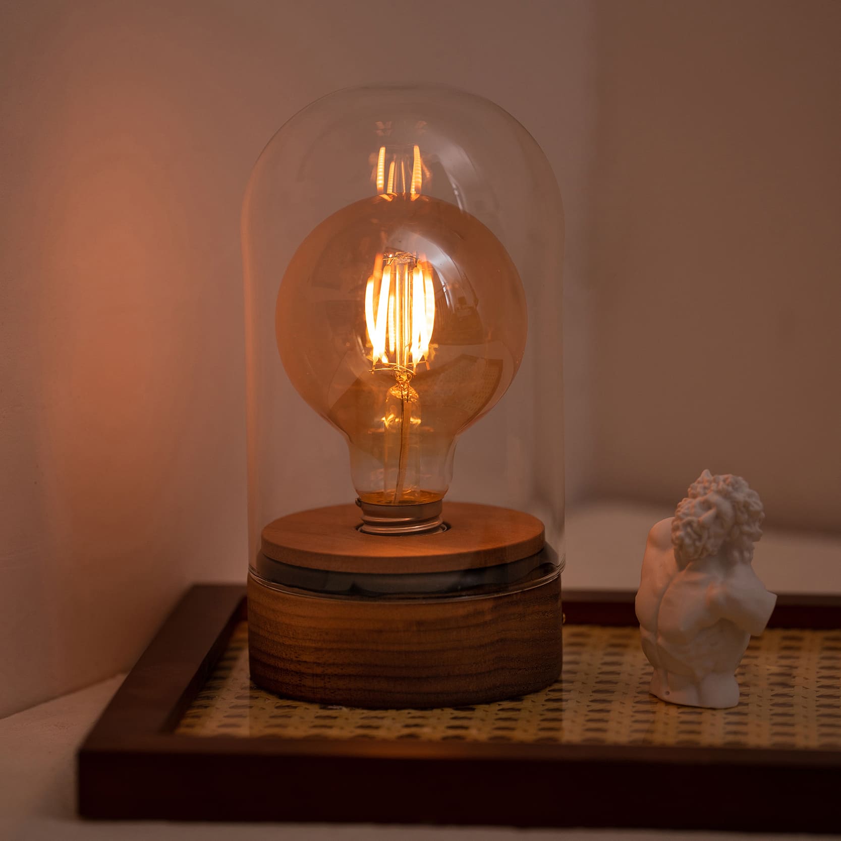 Kabellose Tischlampe aus Holz mit Edison-Glühbirne und Knopfdimmer