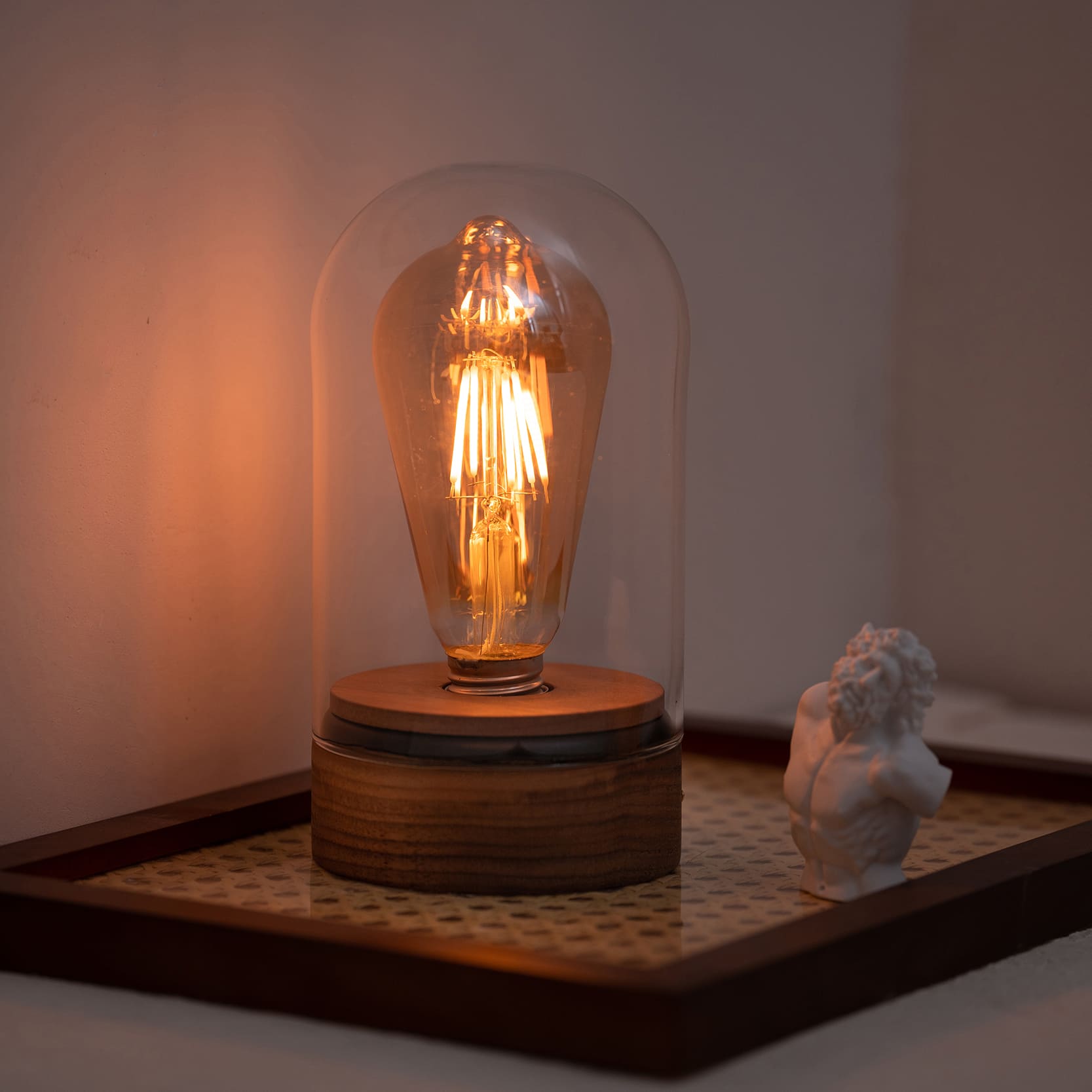 Kabellose Tischlampe aus Holz mit Edison-Glühbirne und Knopfdimmer